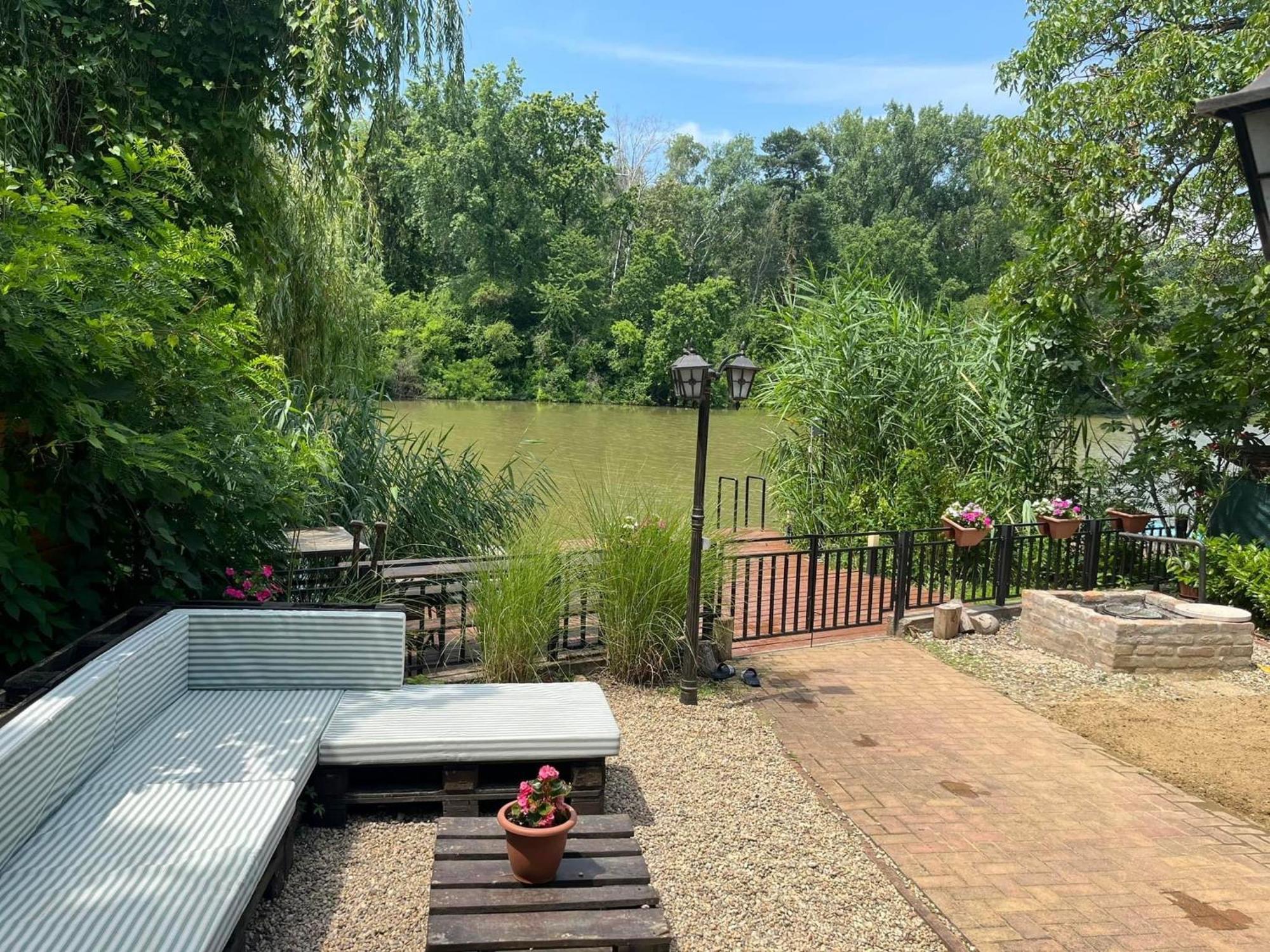 Csuka48 Apartman Szarvas Esterno foto