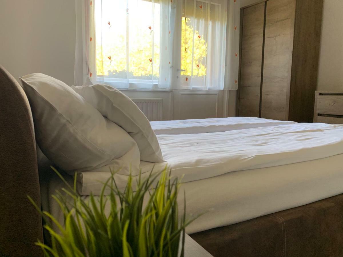 Csuka48 Apartman Szarvas Esterno foto